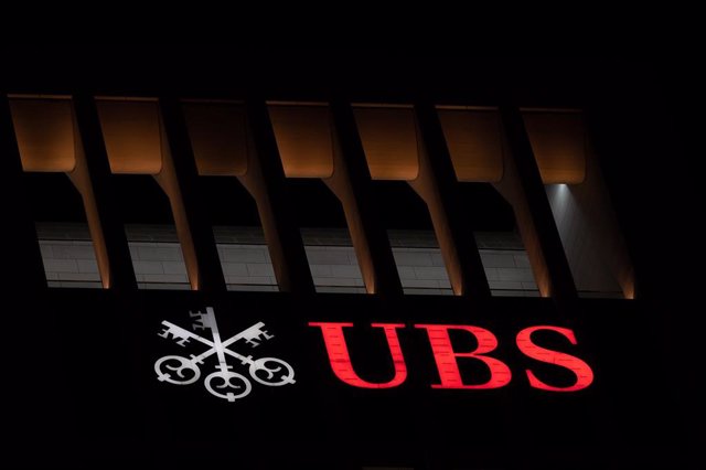 Archivo - Logo de UBS en una fachada en Frankfurt (Alemania).