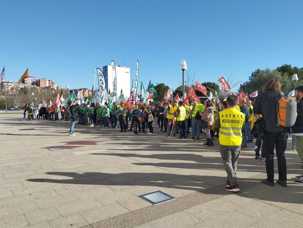 Cerca de cuatrocientos agentes medioambientales se concentran ante las Cortes para exigir al consejero del ramo uno operativo con condiciones dignas durante todo el año.