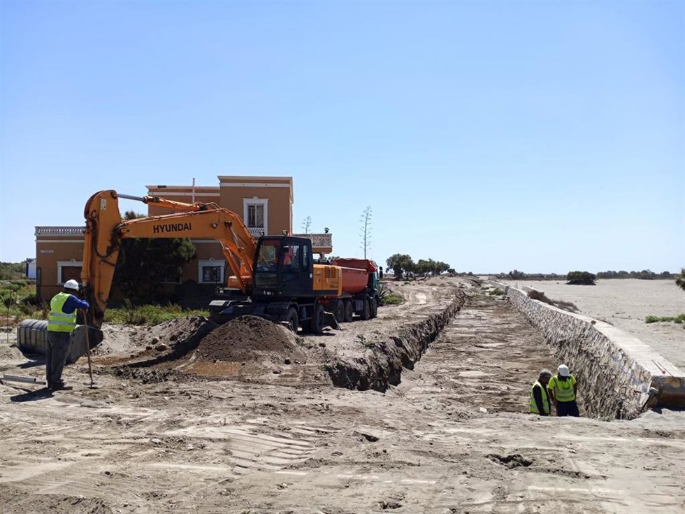 Archivo - Obras del Paseo Marítimo con el Chalet de la Marina de fondo.