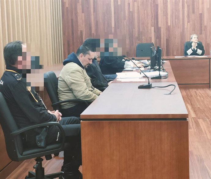 El acusado del crimen de Chapela, Manuel M.B., durante el juicio contra él (por el supuesto asesinato de su proveedor de cocaína) en la sección quinta de la Audiencia Provincial de Pontevedra, en Vigo.