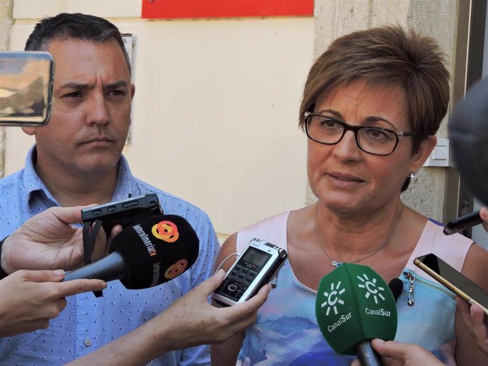 Archivo - La portavoz del PSOE en el Ayuntamiento de Almería, Adriana Valverde, junto al secretario de la Agrupación Local del PSOE de Almería, Indalecio Gutiérrez.