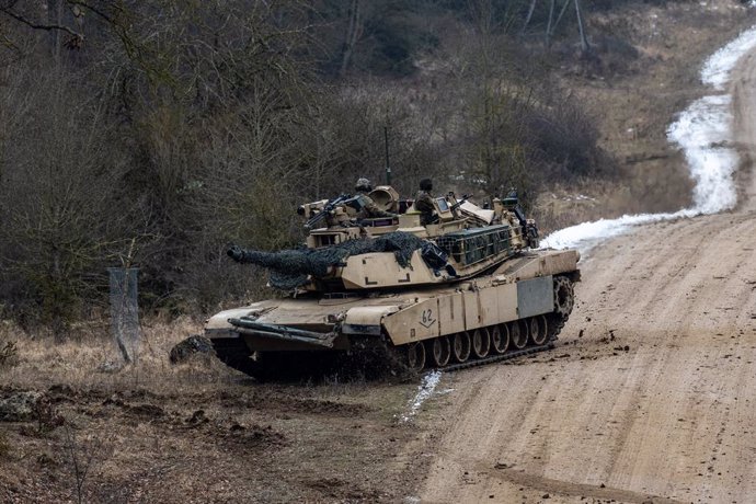 Archivo - FILED - 27 January 2022, Bavaria, Hohenfels: An M1 Abrams main battle tank drives at the Hohenfels military training area during the international military exercise "Allied Spirit 2022". Photo: Armin Weigel/dpa