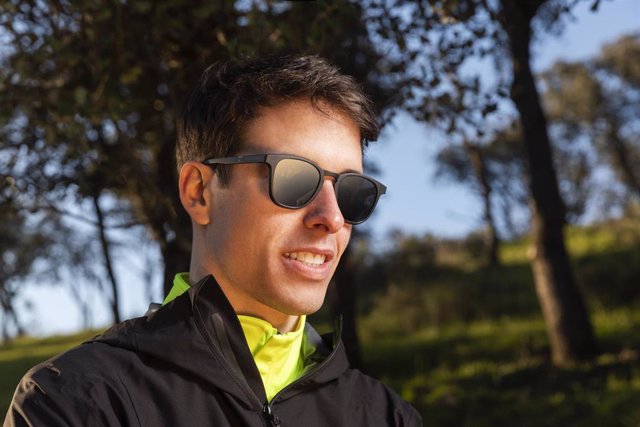 Archivo - Alex Márquez con la Edición Limitada de sus gafas para Northweek