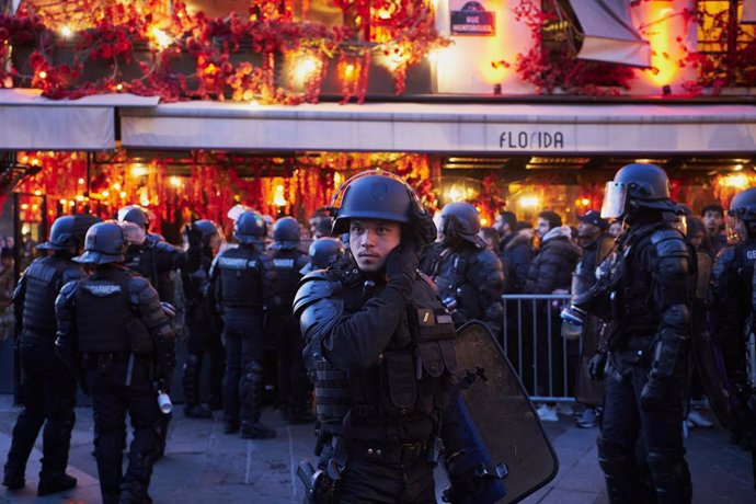 19 March 2023, France, Paris: French riot police surround a group of people near the commercial shopping center of Les Halles in the center of Paris during a protest against the government's proposed pension cuts. Photo: Remon Haazen/ZUMA Press Wire/dpa