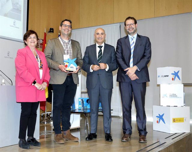 Entrega a la empresa Flexofibers del reconocimiento como la startup más innovadora de C-LM en los Premios EmprendeXXI