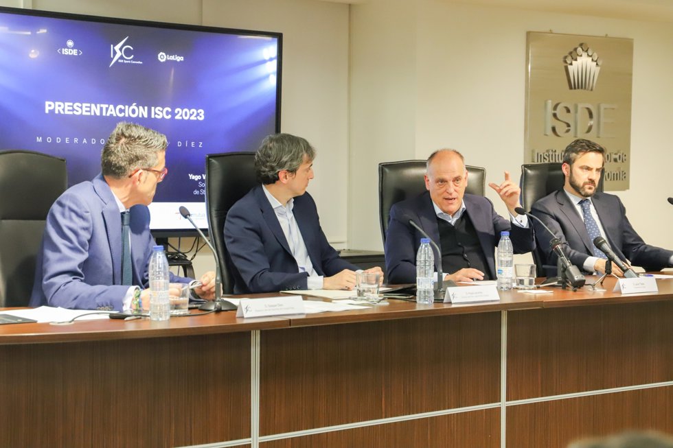 El presidente de LaLiga, Javier Tebas, en la mesa redonda 'La Sostenibilidad del fútbol europeo y la Superliga' en la que se presentó la cuarta edición del ISDE Sports Convention, que se celebrará el 19 de mayo en Madrid.