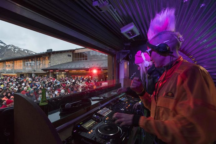 Las 'dj's' Nervo actuando en Marchica