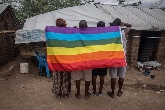 Refugiados de la comunidad LGBT ugandeses posan en el campamento de refugiados de Kakuma en el noroeste de Kenia