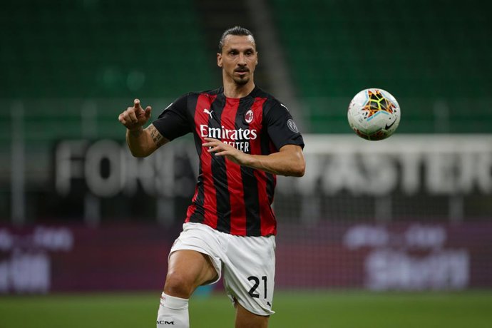 Archivo - Zlatan Ibrahimovic jugando con el AC Milan