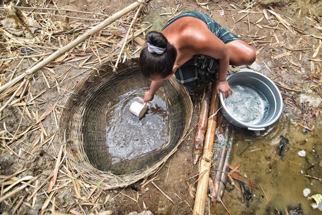 Archivo - 27 August 2019, Indonesia, Cibarusah: A resident collects water from a catchment well in the Cihoe river. Photo: Agung Fatma Putra/ZUMA Wire/dpa