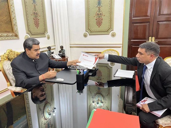 El presidente de Venezuela, Nicolás Maduro, con el presidente de PDVSA, Pedro Tellechea