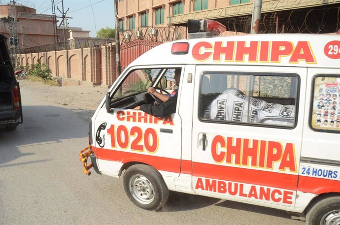 Archivo - Una ambulancia en Pakistán