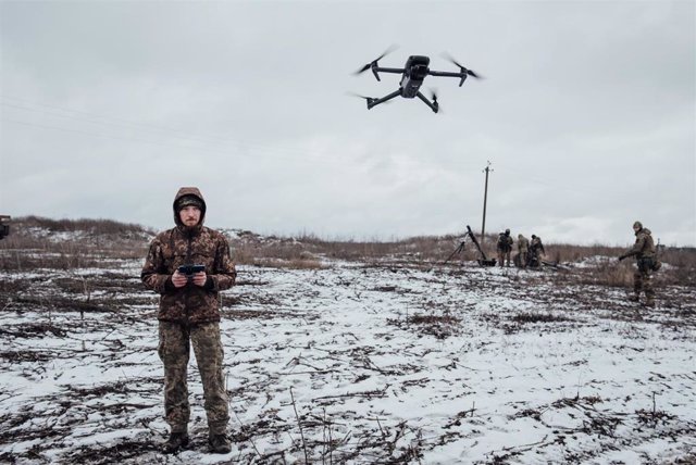 Archivo - Maxim, un piloto de drones del Ejército ucraniano, pilota un dron en el oblast de Donetsk.