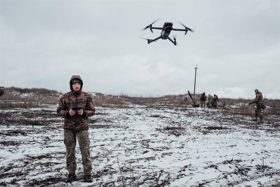 Archivo - Maxim, un piloto de drones del Ejército ucraniano, pilota un dron en el oblast de Donetsk.