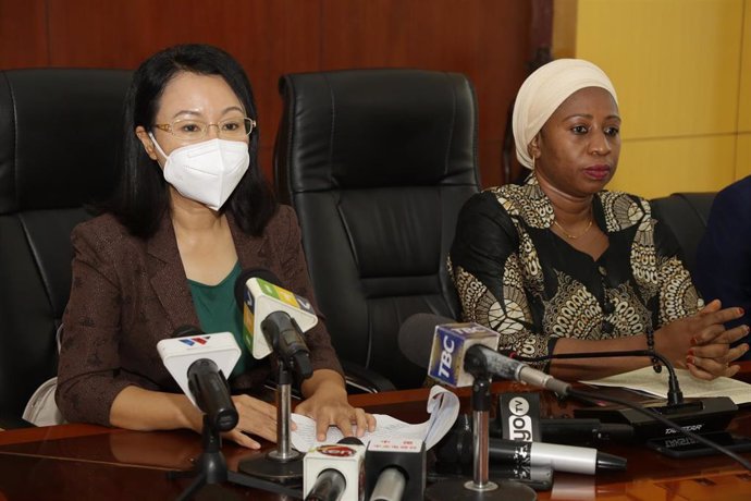 Archivo -  La embajadora china en Tanzania, Chen Mingjian, (izquierda) junto a la ministra de Salud de Tanzania, Ummy Mwalimu, (derecha) durante una ceremonia de entrega de vacunas contra la Covid-19.