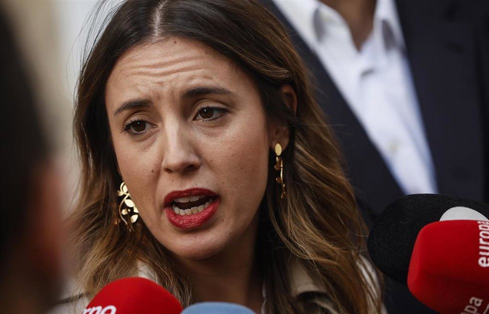 La ministra de Igualdad, Irene Montero, atiende a los medios durante su reunión con el vicepresidente segundo y conseller de Vivienda, Héctor Illueca, durante su visita a las Fallas 2023, a 18 de marzo de 2023, en Valencia, Comunidad Valenciana (España)