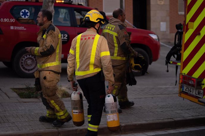 Efectivos de Bombers de la Generalitat trabajan en el estudio de la finca incendiada en Rubí (Barcelona), en la que han fallecido tres vecinos