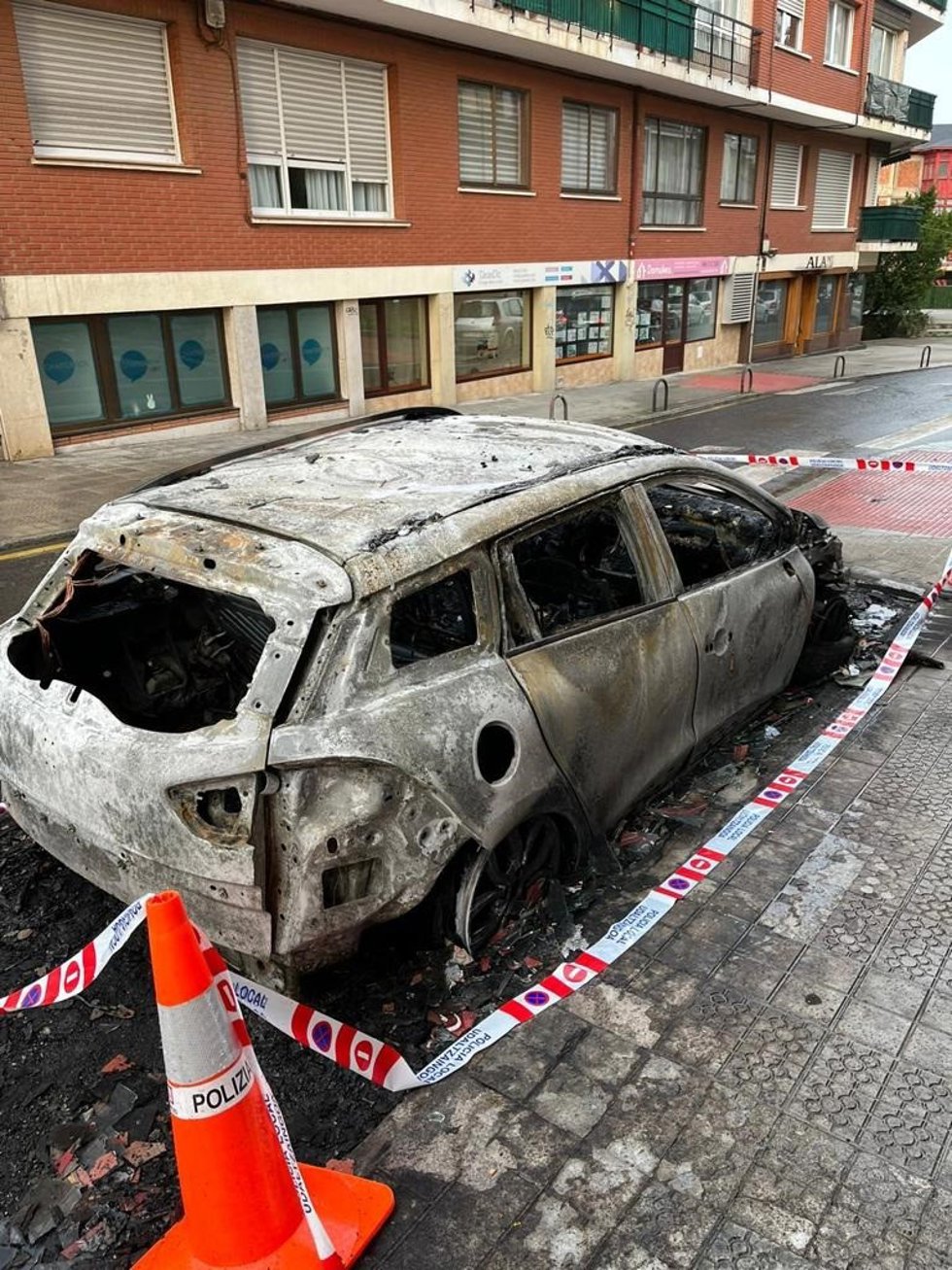 Coche calcinado en Getxo