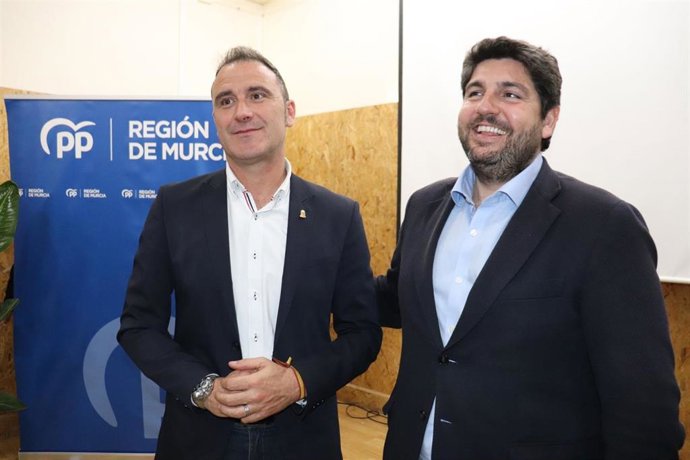 El presidente del PP de la Región de Murcia, Fernando López Miras, y el candidato del PP a la Alcaldía de Librilla, Tomás Baño