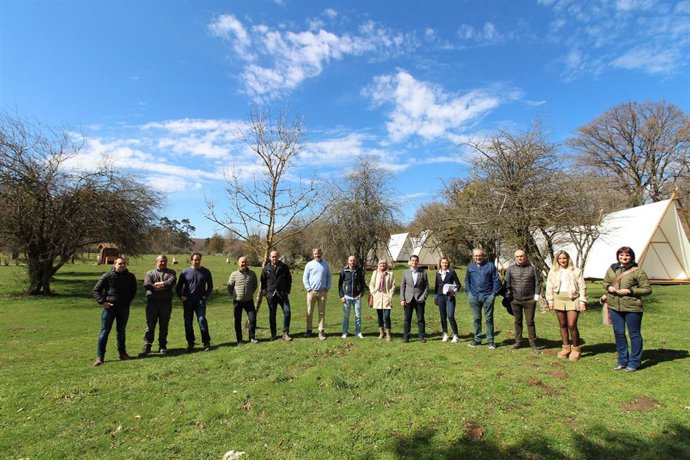 El consejero Mikel Irujo; y la directora general de Turismo, Comercio y Consumo, Maitena Ezkutari, acompañados por representantes municipales de la zona, de la UTE gestora del camping, de empresas constructoras, contratista y arquitecto.