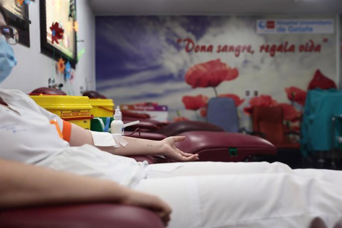 Archivo - Una trabajadora sanitaria dona sangre