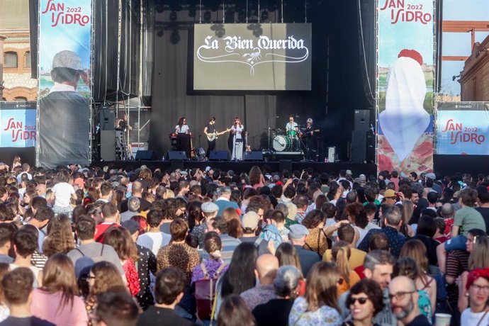 Archivo - Ana Fernández-Villaverde, conocida como La Bien Querida, durante su actuación en Matadero Madrid, a 14 de mayo de 2022, en Madrid.