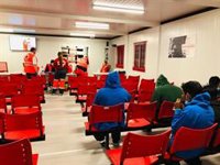 Cruz Roja atiende a 31 personas rescatadas de pateras frente al litoral de Almería