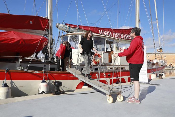 La presidenta del Govern, Francina Armengol, durante la visita al barco Astral, de la ONG Open Arms, amarrado en Palma.