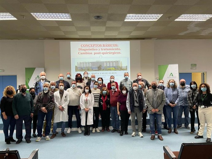 El Hospital Clínico de Málaga fomenta el autocuidado de las personas que portan un estoma traqueal