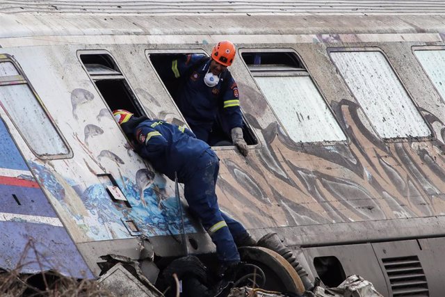 Imagen de archivo de varios miembros de los equipos de rescate tras el accidente de tren en Grecia.