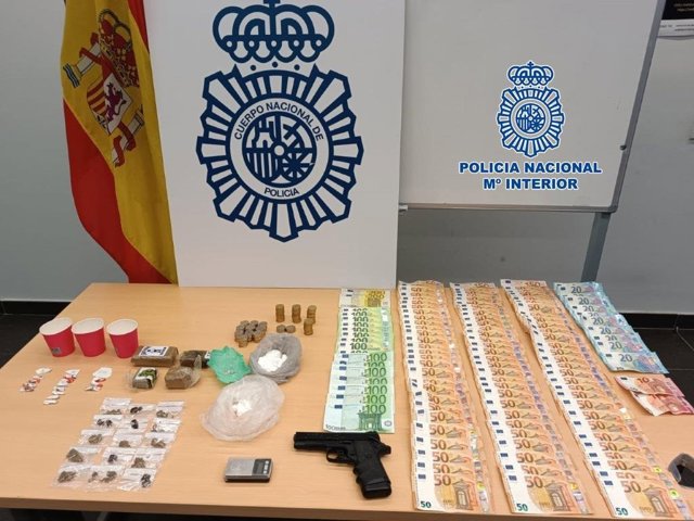Drogas y efectos intervenidos en el "quiosco de droga" de la calle Torrijiano