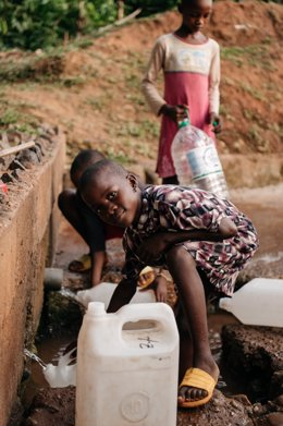 Archivo - Niños de Camerún llenan sus bidones de agua limpia mediante una infraestructura instalada gracias a la colaboración de AUARA