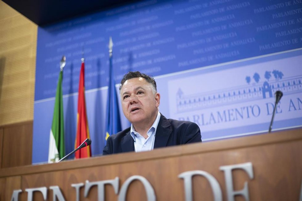 El portavoz adjunto de Por Andalucía, Juan Antonio Delgado,  durante la ronda de ruedas de prensa de portavoces de los grupos parlamentario. A 22 de marzo de 2023, en Sevilla, (Andalucía, España). Ronda de ruedas de prensa de representantes de los grupo