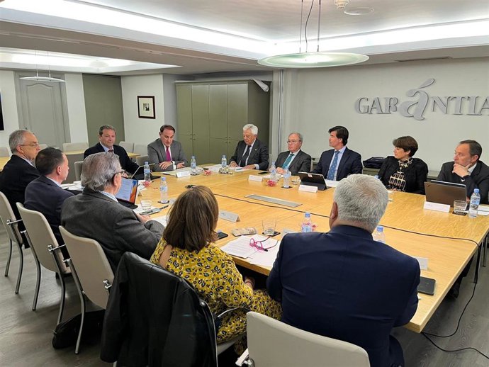 El Consejo de Administración de la Sociedad de Garantía Recíproca (SGR), presidido por Javier González de Lara, mantiene una reunión en Sevilla en la que se han formulado las cuentas del pasado ejercicio