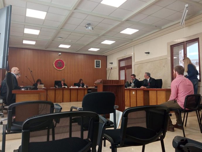 Un entrenador de rugby acepta dos años de cárcel por abusar sexualmente de una alumna, menor de edad.