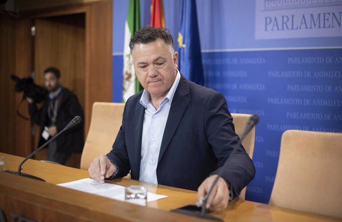 El portavoz adjunto de Por Andalucía, Juan Antonio Delgado,  durante la ronda de ruedas de prensa de portavoces de los grupos parlamentario. A 22 de marzo de 2023, en Sevilla, (Andalucía, España). Ronda de ruedas de prensa de representantes de los grupo