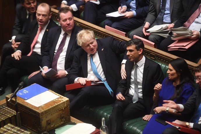Archivo - HANDOUT - 23 March 2022, United Kingdom, London: UK Prime Minister Boris Johnson talks with Chancellor of the Exchequer Rishi Sunak after delivering his Spring Statement in the House of Commons. Photo: Jessica Taylor/Uk Parliament via PA Media