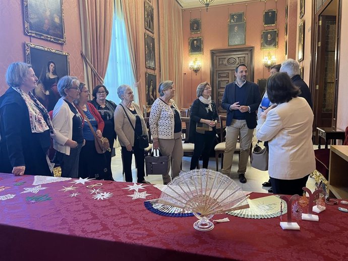 Nota De Prensa Y Fotografía. Encuentro Encajeras De Bolillos