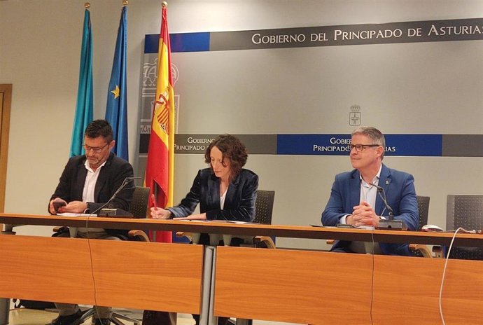 La consejera de Derechos Sociales y Bienestar, Melania Álvarez, y el presidente de UPTA Asturias, Eduardo Abad, han presentado este miércoles el proyecto 'Emprende. Intégrate de la Unión de Profesionales y Autónomos de Asturias.