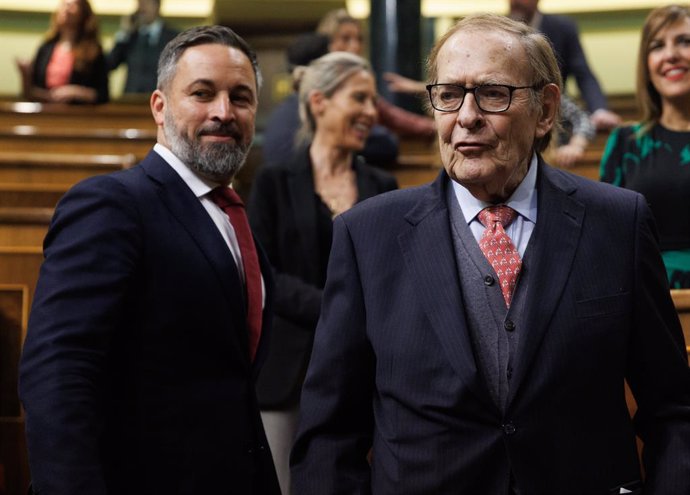 El líder de VOX, Santiago Abascal (i) y el candidato de la moción de censura, profesor y economista Ramón Tamames (d), a su llegada a la segunda sesión de la moción de censura, en el Congreso de los Diputados, a 22 de marzo de 2023, en Madrid (España). 