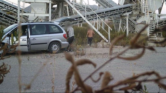 Los detenidos cargaban el material sustraído en la cantera en un vehículo.