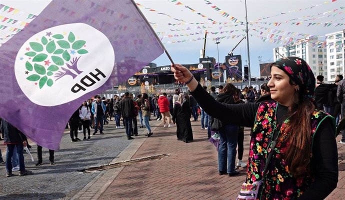 Una mujer ondea la bandera del partido prokurdo HDP durante la celebración del Nouruz en Diyarbakir, Turquía