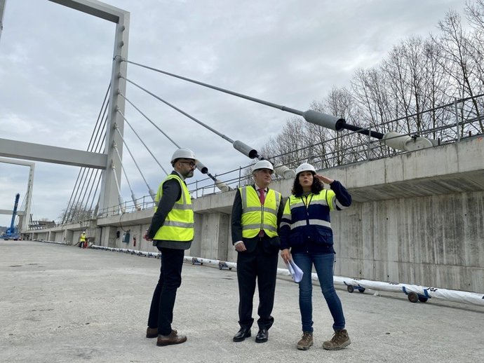 El consejero de Planificación Territorial, Vivienda y Transportes del Gobierno Vasco, Iñaki Arriola, acompañado por el viceconsejero de Infraestructuras y Transportes, Pedro Marco, y responsables de ETS en el tramo de la Y vasca en Hernani