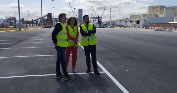 Fran González en su visita a la Zona Franca de Santander.