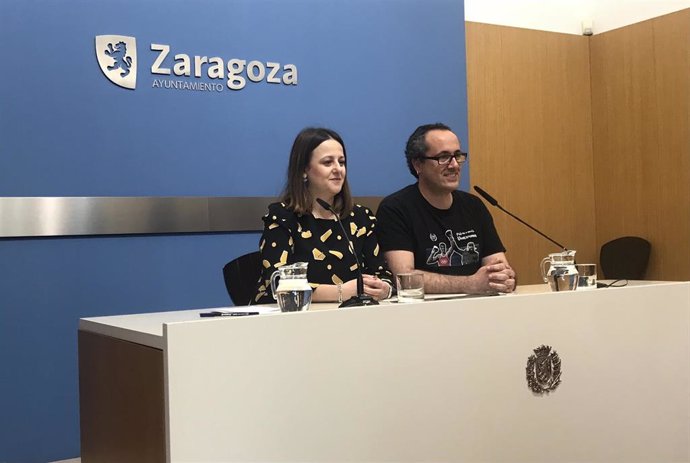 El concejal del grupo municipal de ZeC en el Ayuntamiento de Zaragoza, Alberto Cubero, y la candidata a la Alcaldía, Elena Tomás