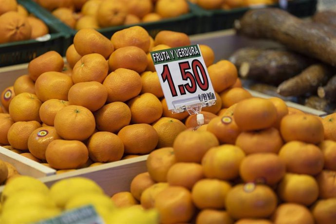 Mandarinas en un puesto de un mercado.