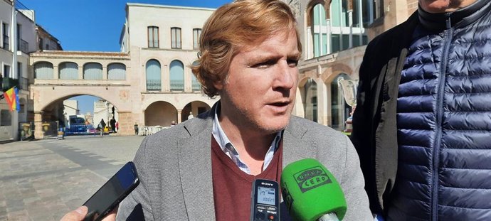 El alcalde de Badajoz, Ignacio Gragera, atiende a los medios en una foto de archivo