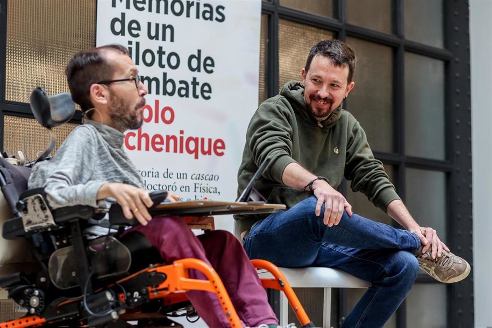El portavoz parlamentario de Unidas Podemos en el Congreso, Pablo Echenique (i), y el exvicepresidente segundo del Gobierno, Pablo Iglesias (d), durante la presentación del primer libro de Echenique, Memorias de un piloto de combate, en el Espacio Lar