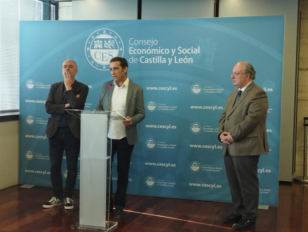 Unai Sordo, junto al secretario de CCOO en CyL, Vicente Andrés, y, último a la derecha, el presidente del CES en la Comunidad, Enrique Cabero.
