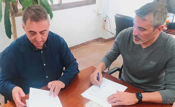 El director general del Servicio de Salud balear, Manuel Palomino, y el presidente del Comib, Carles Recasens.